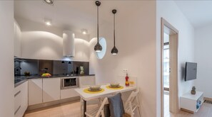 Căn hộ (5/56A) | Bếp riêng | Tủ lạnh, lò vi sóng, lò nướng, bếp nấu 