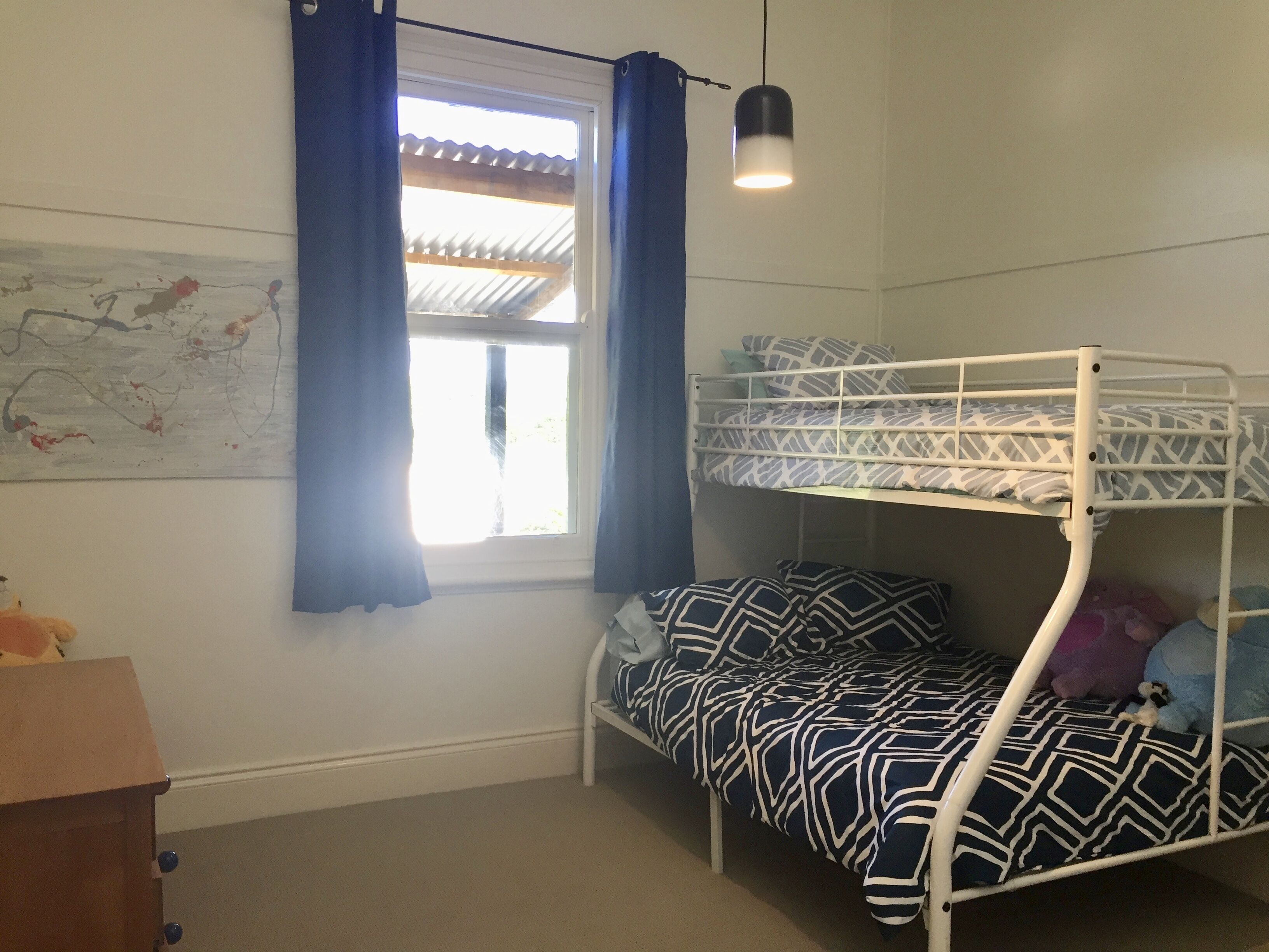 3 bedrooms, desk, iron/ironing board, bed sheets