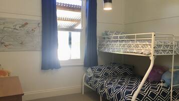 3 chambres, bureau, fer et planche Ă repasser, draps fournis