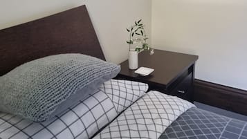 3 bedrooms, desk, iron/ironing board, bed sheets