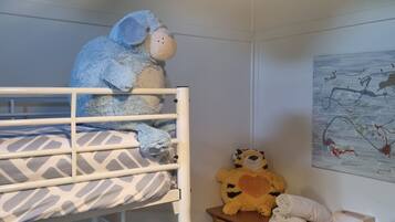 3 bedrooms, desk, iron/ironing board, bed sheets