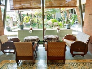 Lobby sitting area - The Satu Stay Kayen (Depok)