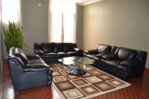Lobby sitting area - Panone Hotel King'Ori (Arusha)