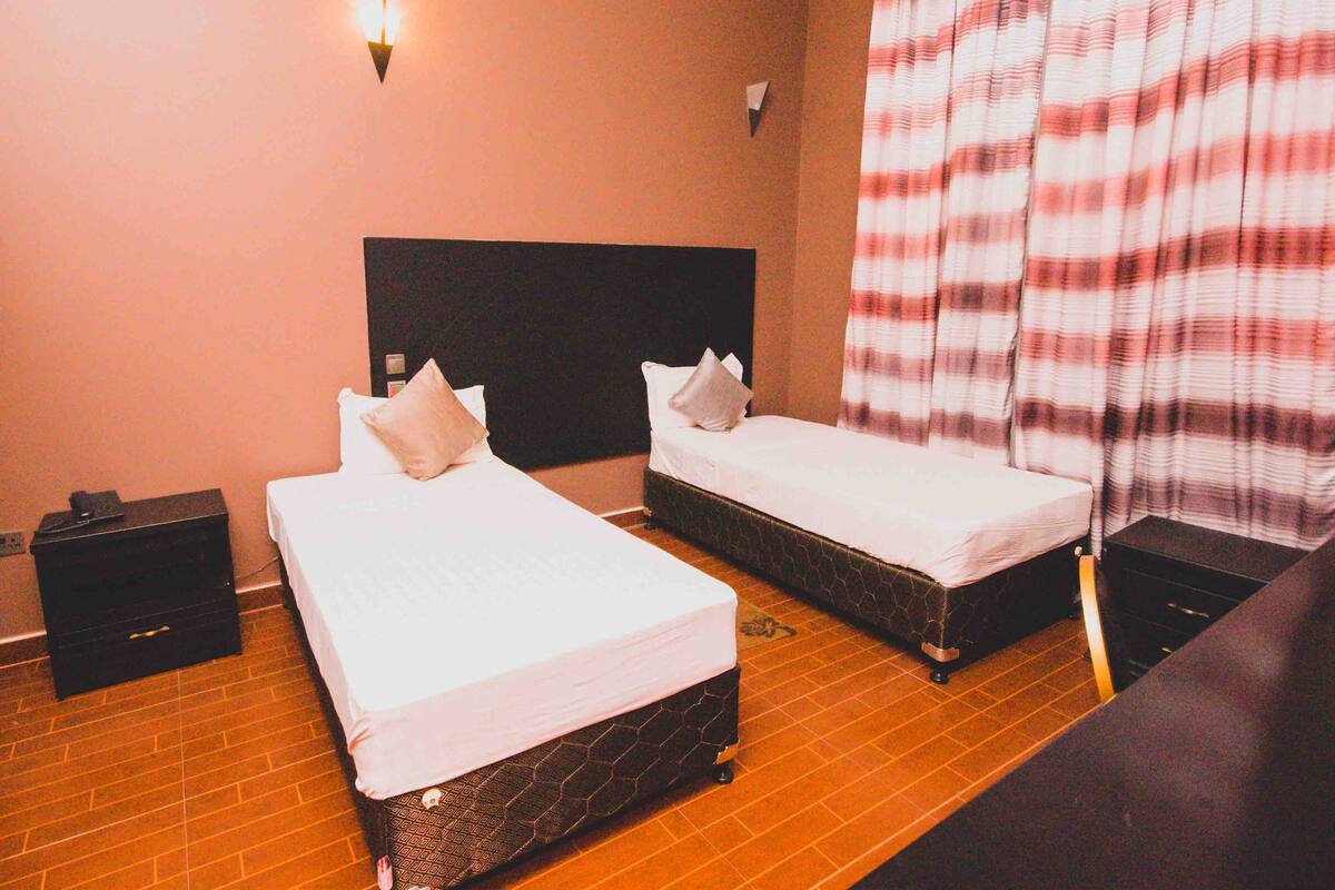 Deluxe-Zweibettzimmer, 2 Schlafzimmer | Hochwertige Bettwaren, Schreibtisch, schallisolierte Zimmer