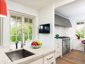 Fridge, oven, dishwasher, coffee/tea maker