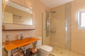 Casa, 3 habitaciones, para fumadores, patio | Baño | Secadora de cabello