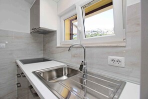 Køleskab, mikrobølgeovn, kogeplade, opvaskemaskine