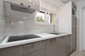 Réfrigérateur, micro-ondes, plaque de cuisson, lave-vaisselle