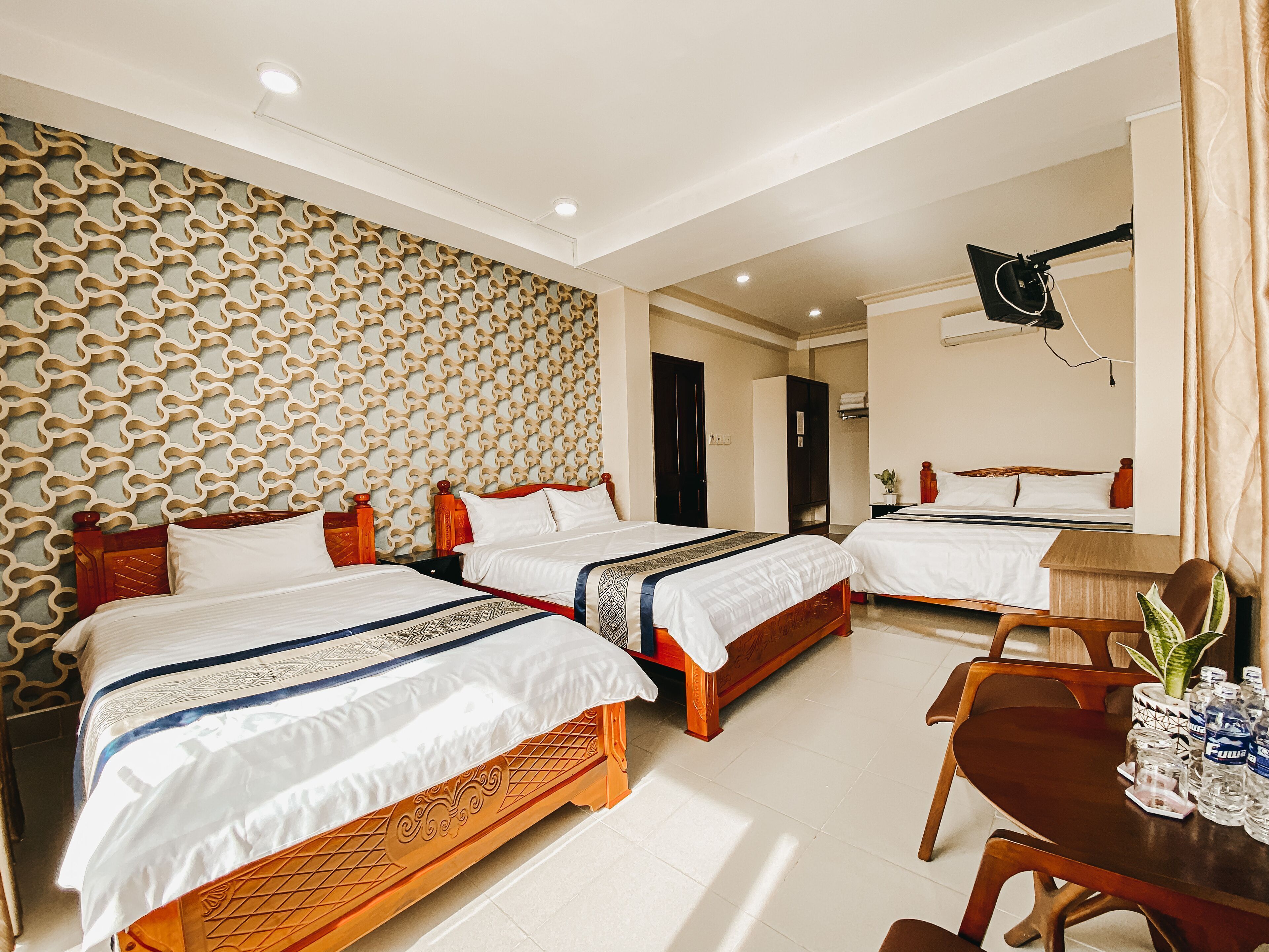 Memory foam beds, minibar, desk, free WiFi