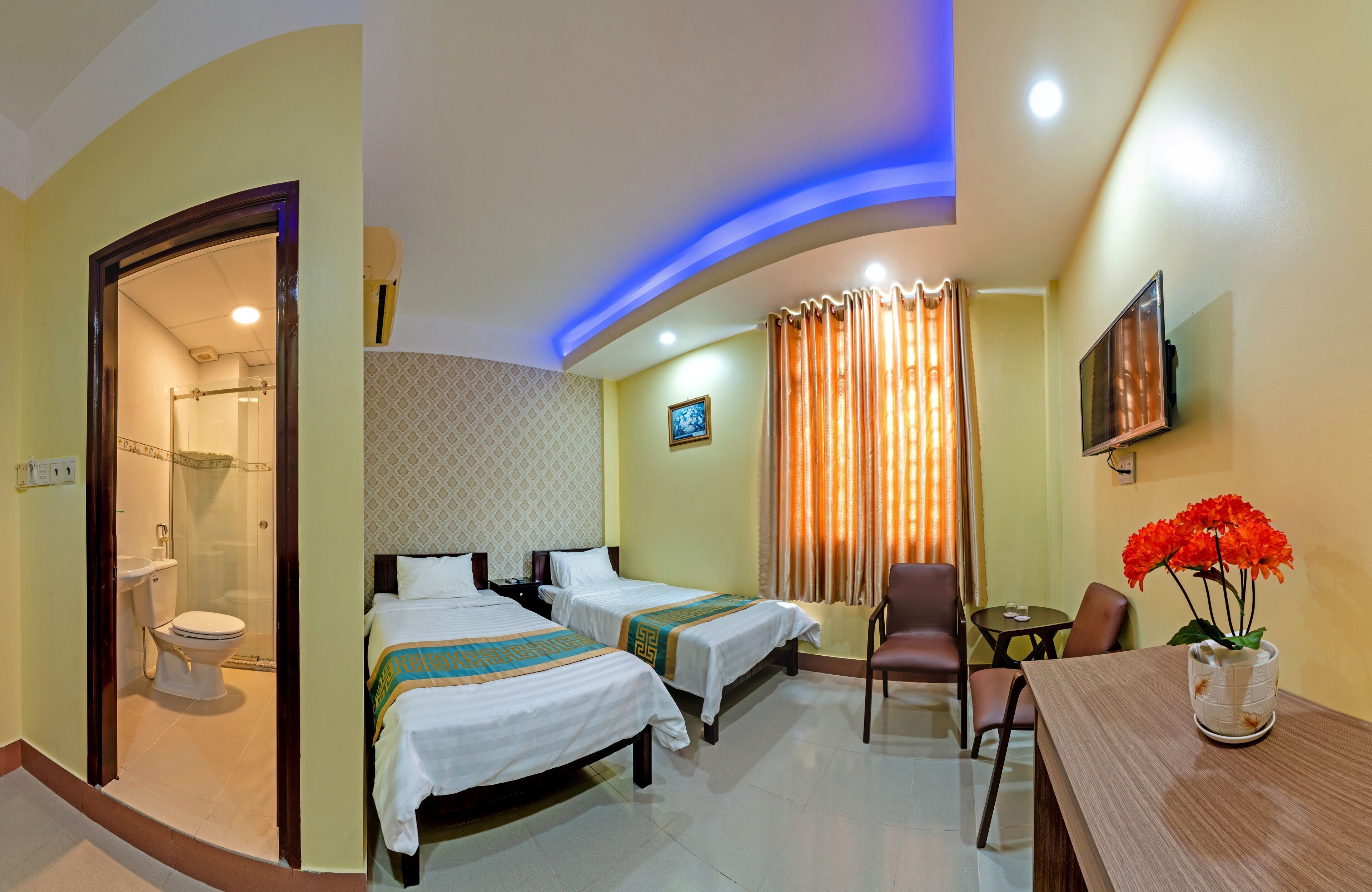 Memory foam beds, minibar, desk, free WiFi