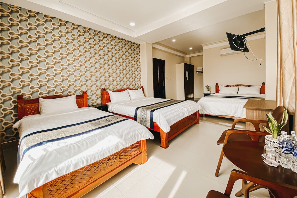 Memory-foam beds, minibar, desk, free WiFi