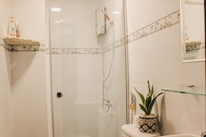 Shower, rainfall showerhead, free toiletries, towels - Ngoc Linh Motel (Chau Doc)
