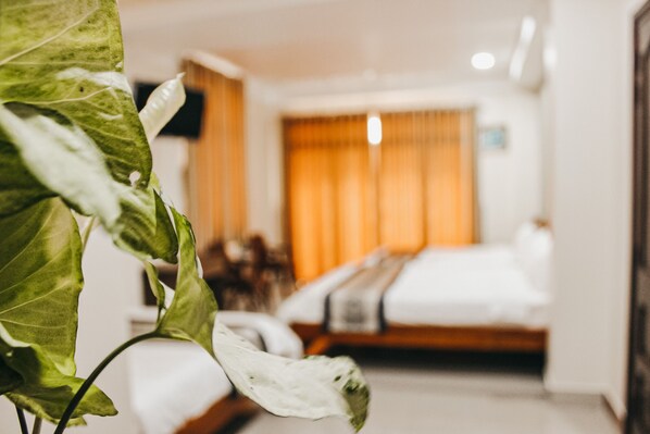 Standard Room | Memory-foam beds, minibar, desk, free WiFi - Ngoc Linh Motel (Chau Doc)