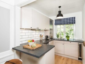 Køleskab, ovn, opvaskemaskine, kaffe-/temaskine