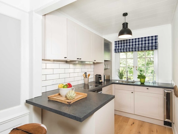 Fridge, oven, dishwasher, coffee/tea maker