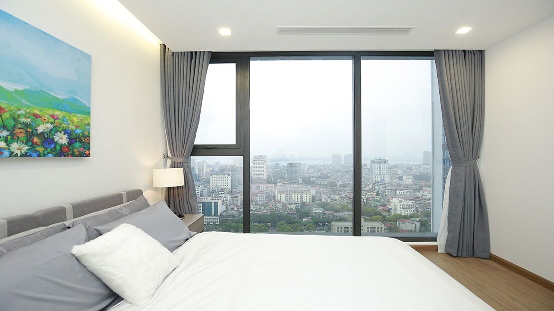 Deluxe-huoneisto | Tallelokero huoneessa, työpöytä, pimennysverhot, silitysrauta/-lauta