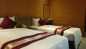 Escritorio, cortinas blackout, wifi gratis y ropa de cama