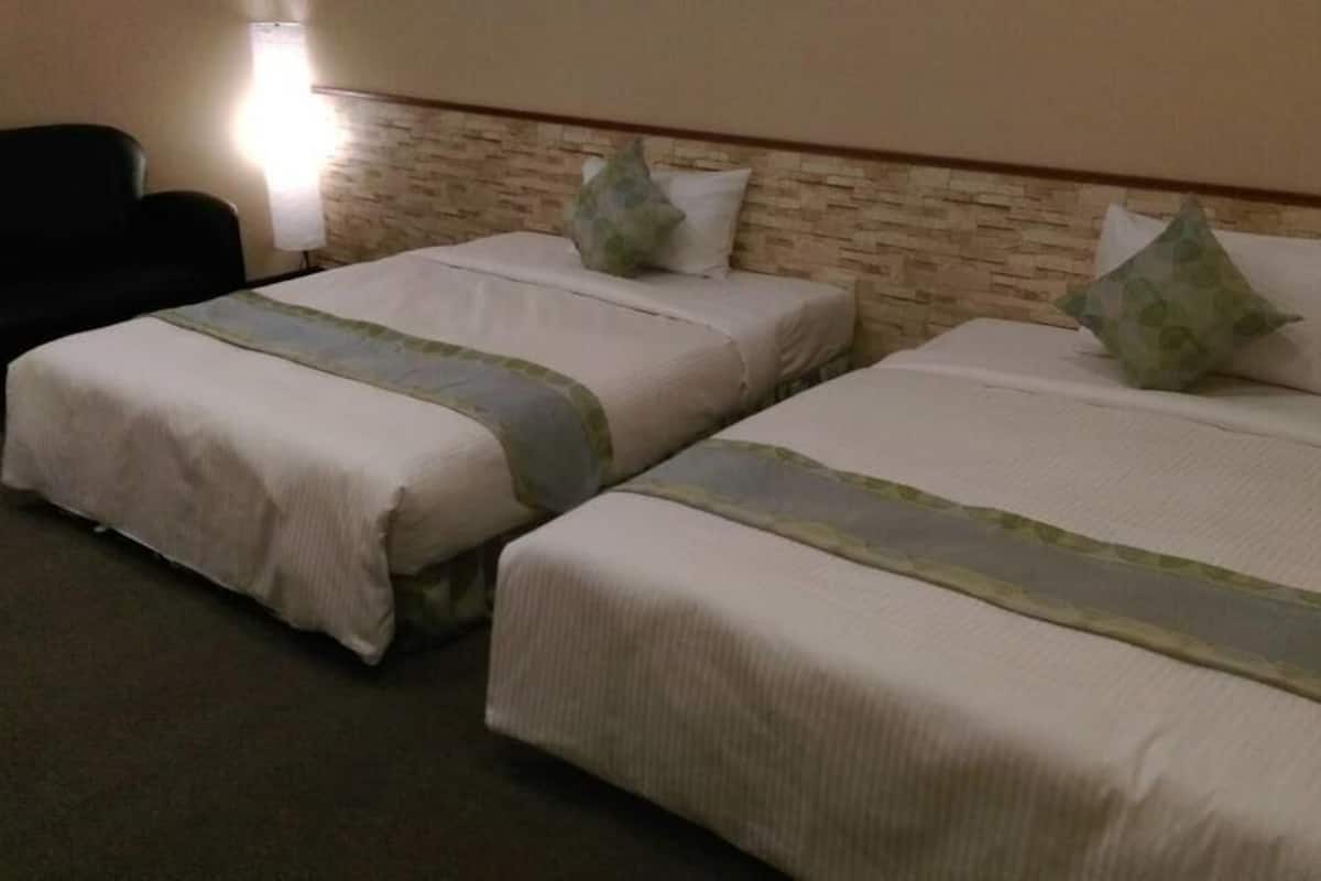 Quadruple Room | Desk, blackout drapes, WiFi (free), bed sheets