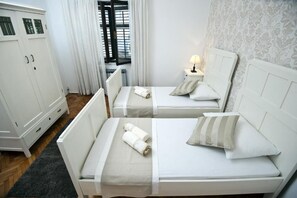 Apartment, 3 Schlafzimmer, Terrasse | Schallisolierte Zimmer, Bügeleisen/Bügelbrett, kostenlose Babybetten
