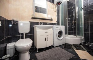 Lejlighed - 2 soveværelser | Badeværelse | Hårtørrer, håndklæder, Sæbe, Toiletpapir