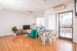 Refrigerador, horno, placa de cocina, utensilios de cocina