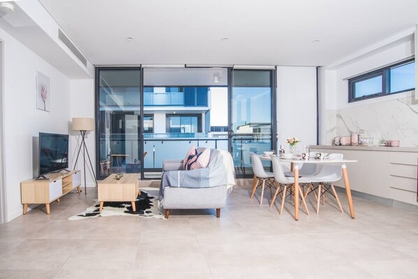 Departamento (2 Bedrooms) | Sala de estar | Televisión