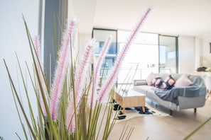 Departamento (2 Bedrooms) | Sala de estar | Televisión