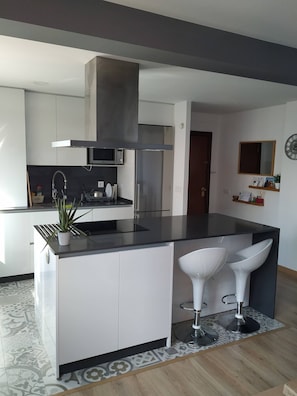 Fridge, microwave, cookware/dishes/utensils - Piso Travesia Vigo Reformado Vistas Ria (Vigo)