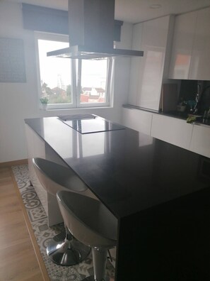 Fridge, microwave, cookware/dishes/utensils - Piso Travesia Vigo Reformado Vistas Ria (Vigo)