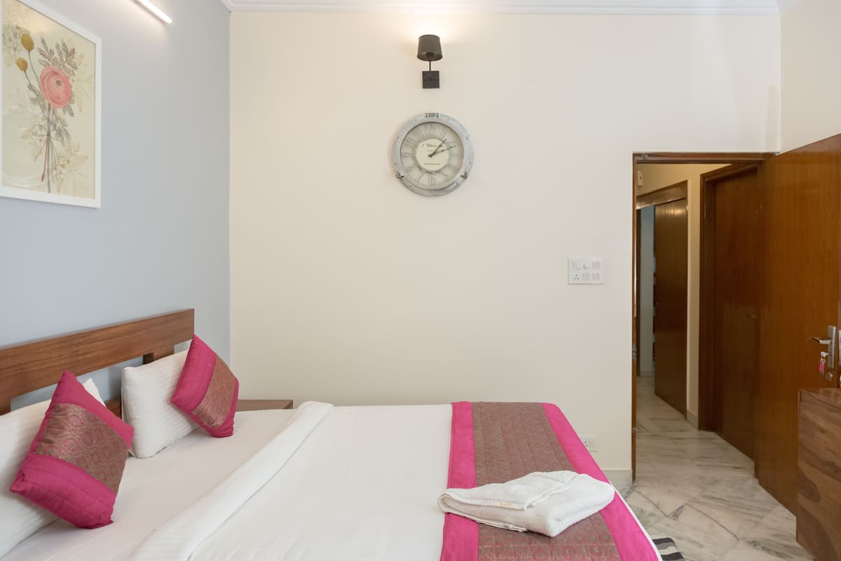 Camera Deluxe | Copriletto in piuma, una scrivania, postazione laptop