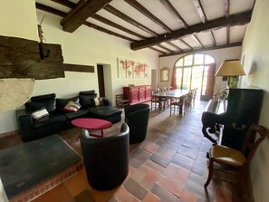 Télévision, cheminée, lecteur de DVD, médiathÚque