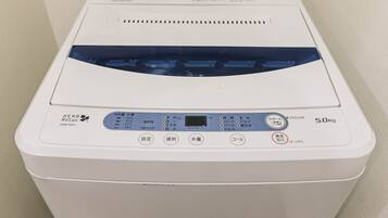 Une machine à laver blanche dotée d’un écran numérique et de boutons de commande.