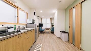 Geladeira, micro-ondas, cooktop, chaleira elétrica