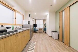 Refrigerador, microondas, placa de cocina, tetera/pava eléctrica