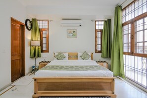 Deluxe Room | Down comforters, desk, laptop workspace, iron/ironing board - Under My Roof Green Park (New Delhi)