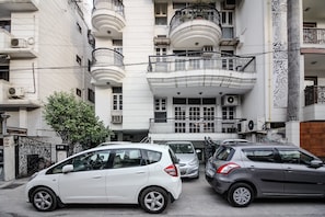 Front of property - Under My Roof Green Park (New Delhi)