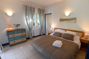 3 bedrooms, desk, iron/ironing board, travel cot