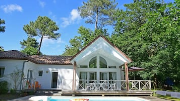 Alberca al aire libre y alberca climatizada