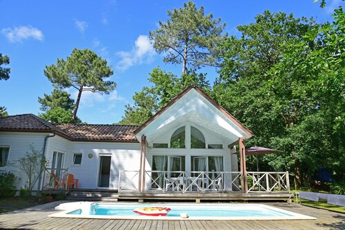 VILLA 4* EN BOIS DANS LE GOLF , AVEC PISCINE CHAUFFEE