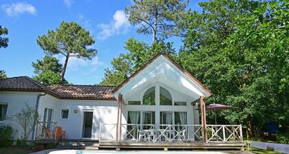 VILLA 4* EN BOIS DANS LE GOLF , AVEC PISCINE CHAUFFEE