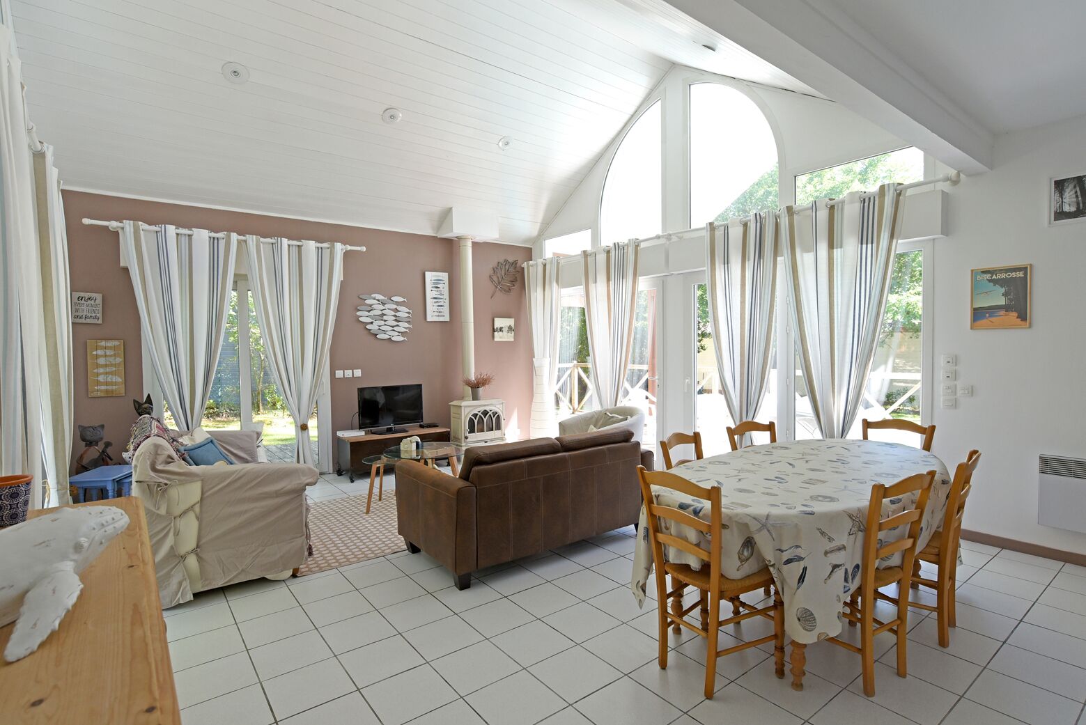 電視、壁爐、DVD 播放機、乒乓球設施