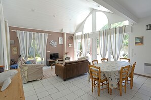 Televisio, takka, DVD-soitin, pöytätennispöytä