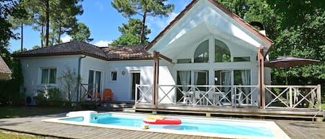 Een buitenzwembad en een verwarmd zwembad