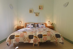 3 bedrooms, desk, iron/ironing board, travel crib