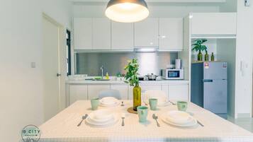 Cookware/dishes/utensils, spices