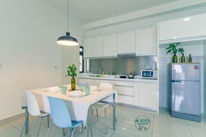 Cookware/dishes/utensils, spices