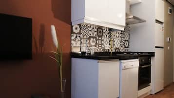 Frigorífico grande, horno, placa de cocina y hervidor eléctrico