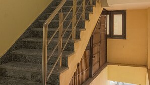 Un escalier avec des rampes en métal et une fenêtre en haut.