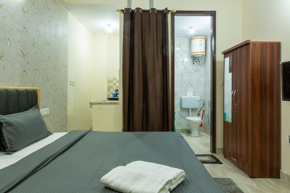 Deluxe Studio, 1 King Bed, Smoking, Kitchenette | Blackout drapes, iron/ironing board, rollaway beds, free WiFi - Eat Sleep Wander Studio Apartments (New Delhi)