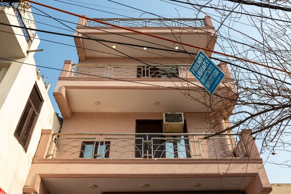 Eat Sleep Wander Studio Apartments - Delhi